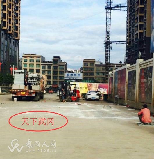 武岡百姓廣場的道路上 有人在干這個。。。。