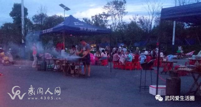 燒烤熏人亂擺攤，一個有味道的武岡東