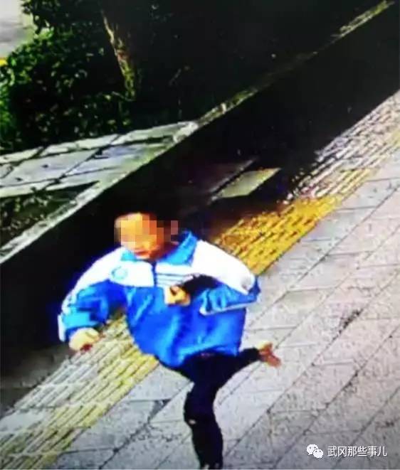 武岡這小孩菜市場一路奔逃，竟然是搶奪買菜市民錢包??！