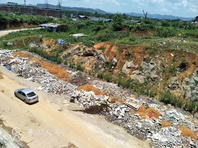 曝光!武岡銅寶路某樓盤側(cè)面,建筑垃圾侵占散發(fā)臭味!