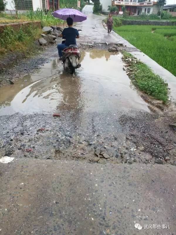 武岡這段路被挖幾個(gè)大坑,附近居民無(wú)不提心吊膽.....