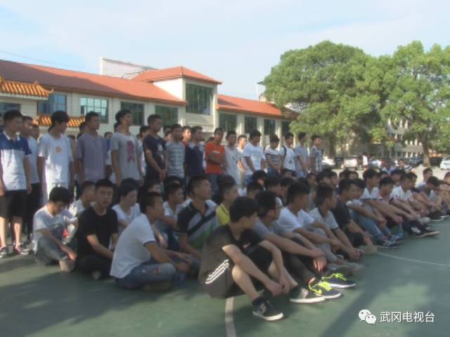 給力!我市300余名大學生攜筆從戎