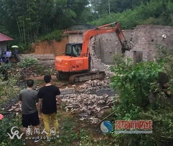 武岡大道旁兩兄弟搶修違建并暴力抗法，結(jié)果被徹底...