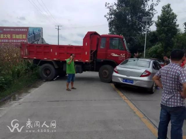 武岡德江一貨車與小轎車相撞，小車嚴(yán)重變形