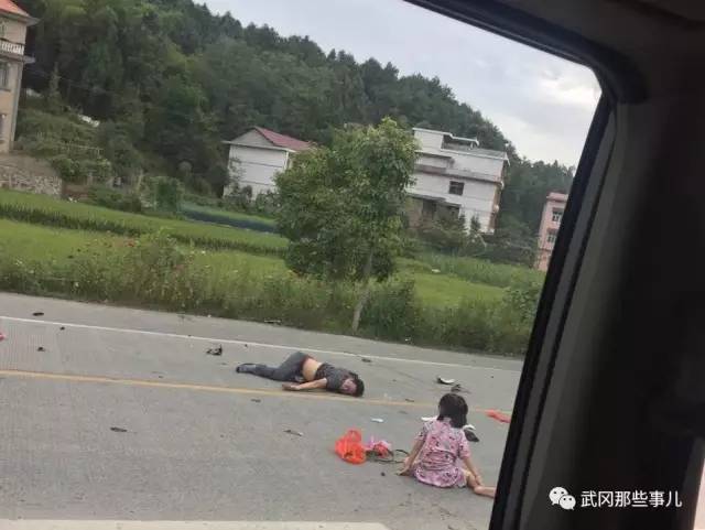 武岡一起車禍現(xiàn)場，小女孩坐在路中間哭的好傷心！