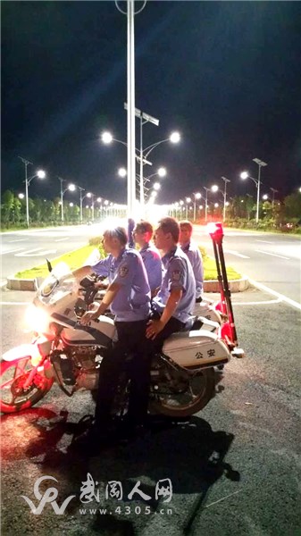 夜间，武冈自发组织的“城市道路的守护哥”