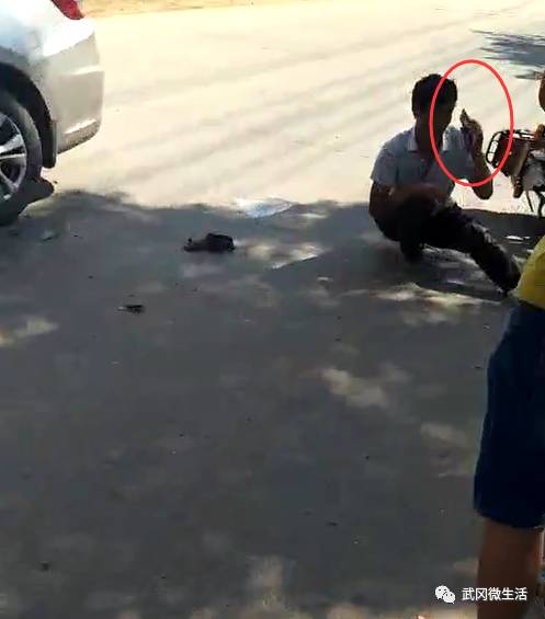 武岡七里橋路段小車和摩托相撞,傷者淡定打電話。