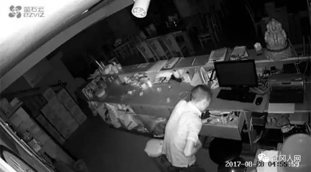 監(jiān)控視頻:武岡步行街某店凌晨有小偷闖入,損失慘重