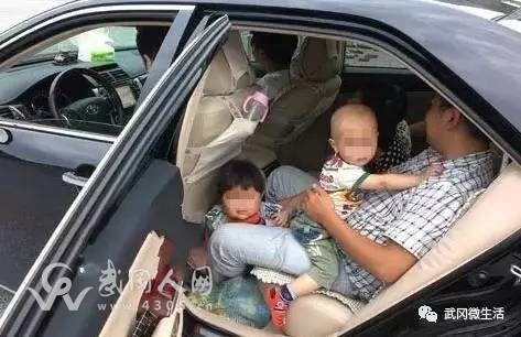 武岡西站一小車?yán)?，竟然裝了10人！
