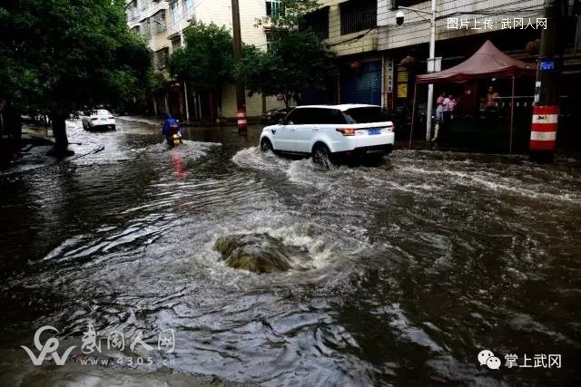 武岡這三條街被臭暈！現(xiàn)場“黑水奔涌”...