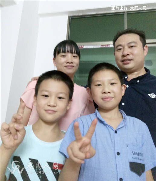 石头哥十年之期表白妻子,因歌结缘,以歌回忆