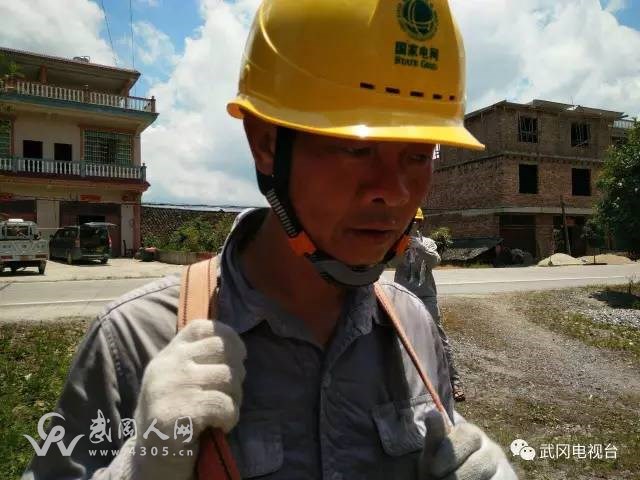 周孝文：20年如一日  背著妻子去上工