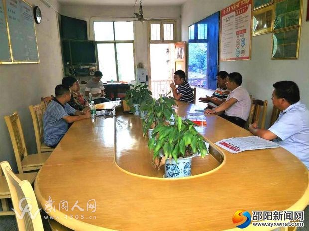 灣頭橋鎮(zhèn)黨委到中心學(xué)校開(kāi)展教師節(jié)慰問(wèn)