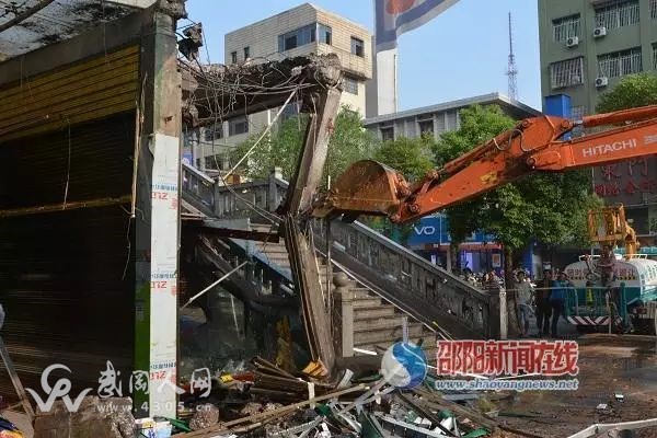 武岡東門口來了輛挖土機，對著房子就是懟