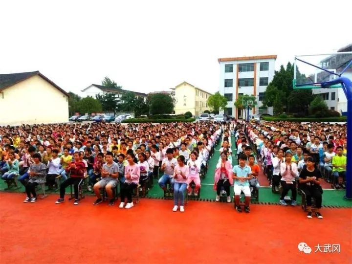 武岡灣頭橋中學(xué)幾千學(xué)生在做這樣的事!