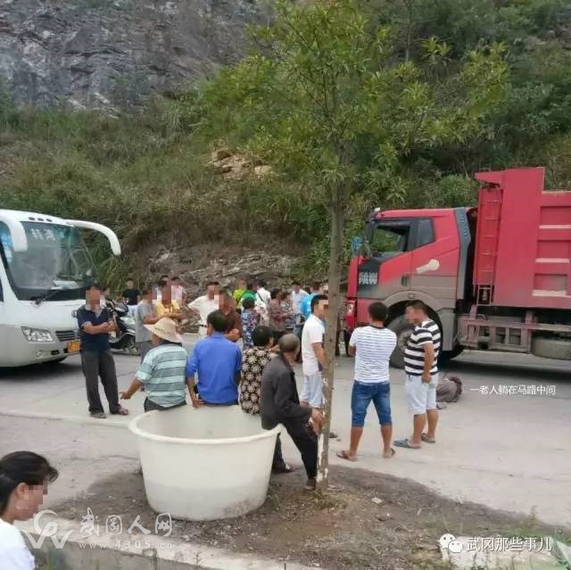 武岡發(fā)生一起土地糾紛，當(dāng)?shù)卮迕襁B續(xù)堵路多天...