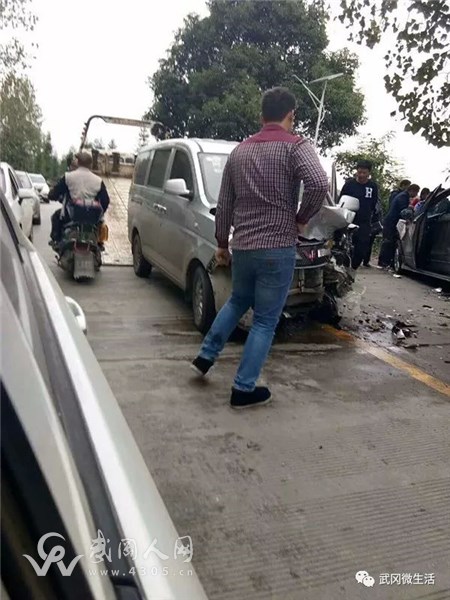 武岡高橋段,發(fā)生三車連撞事故!