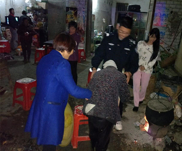 武岡一老人迷了路,凍得全身發(fā)抖,幸虧遇到了他們!