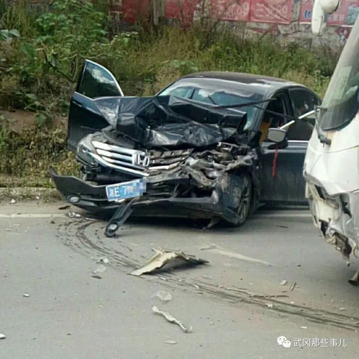 武岡一客車和小車撞上了...