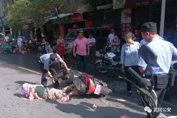 武岡街頭，一名婦女突然從摩托車上摔下，動彈不得......