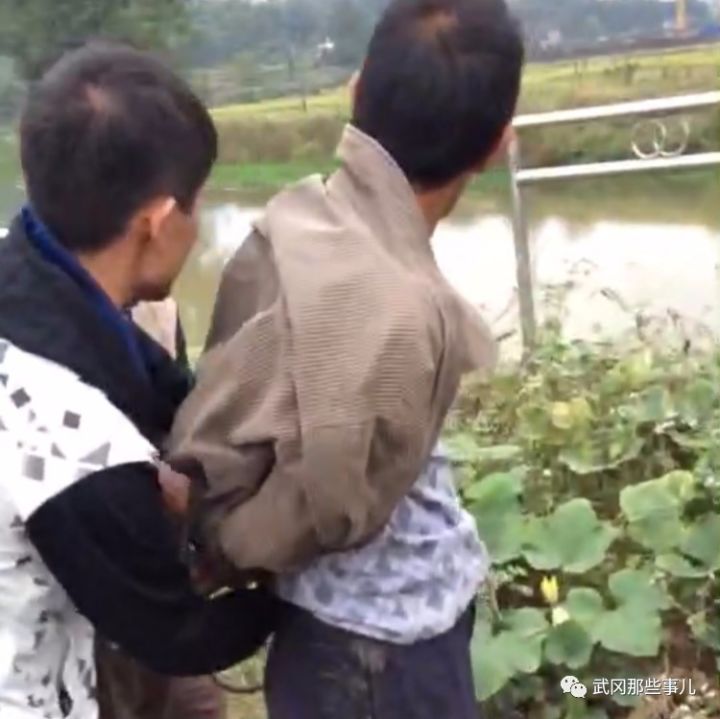 武岡一男子從橋上掉下去了,他竟是被人...