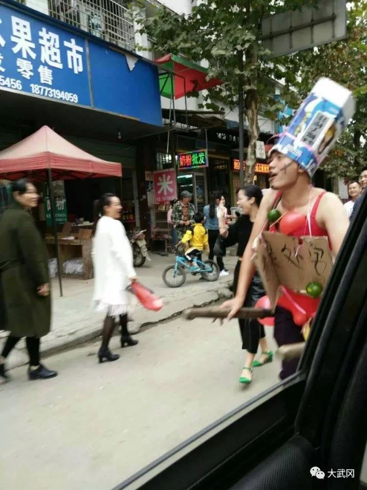 武岡男子出名了!街上穿女士內(nèi)衣,用板車拉著新娘!