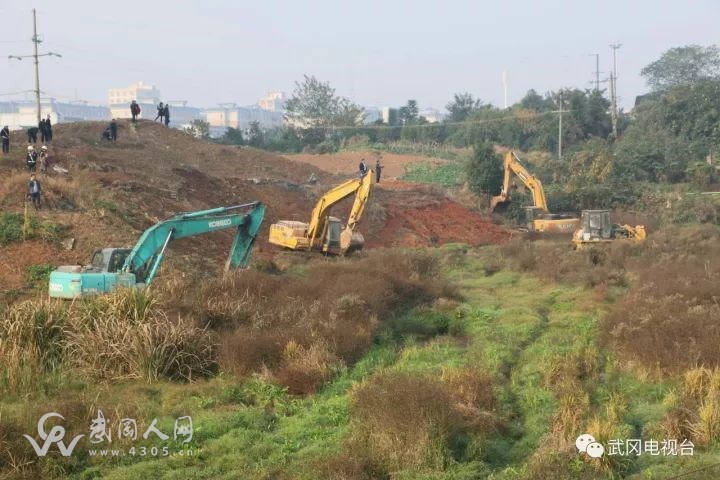 武岡新東路這里同時出動5臺挖機,在做什么?