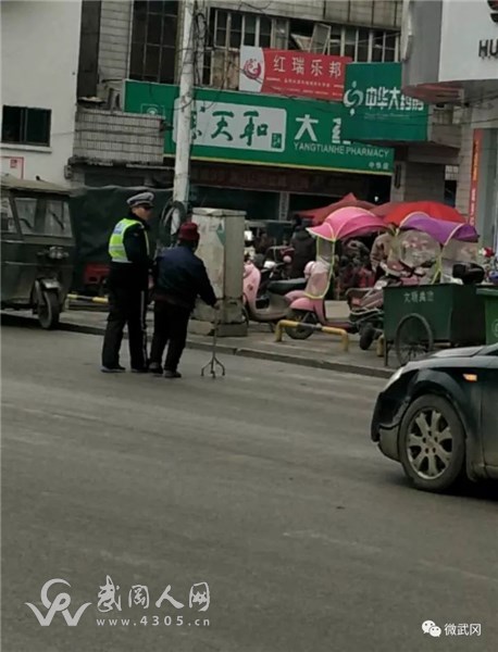 武岡交警又被曝光了!在街頭執(zhí)勤時(shí)，被市民拍下！