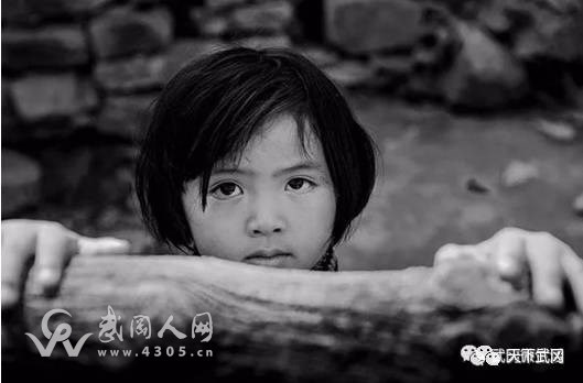 武岡馬坪中學(xué)有一名女教師,發(fā)現(xiàn)一個(gè)女學(xué)生在呻吟。。