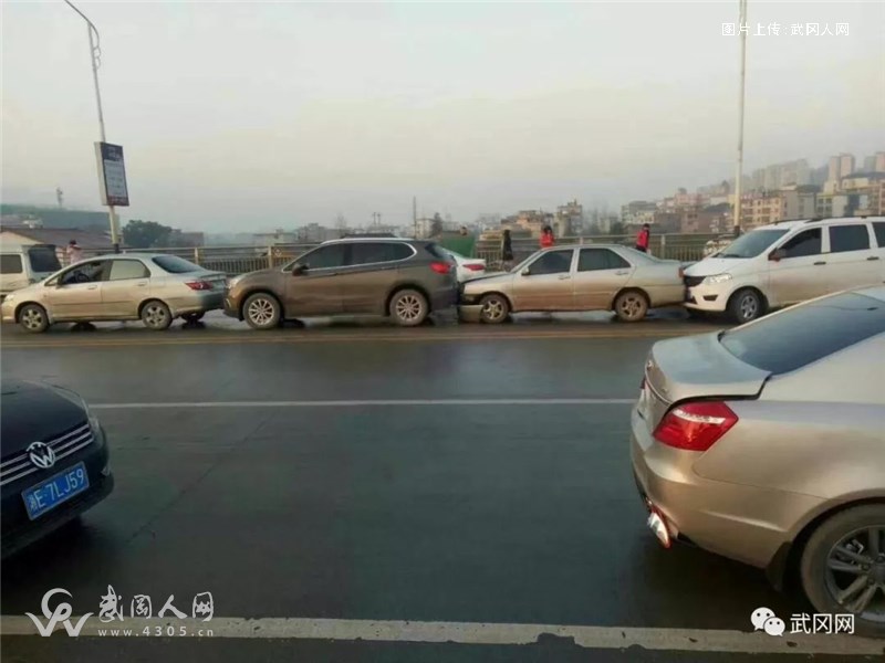 突發(fā),今早春光大橋發(fā)生連環(huán)車禍,場(chǎng)面讓人心驚