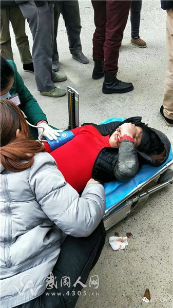 武岡一女子被打,滿(mǎn)口鮮血,躺在地上......