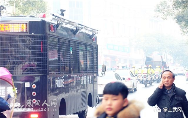 武岡街頭驚現(xiàn)大批特警!出什么大事了?