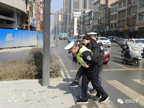 這個(gè)武岡交警不一般，居然在街頭這樣做......