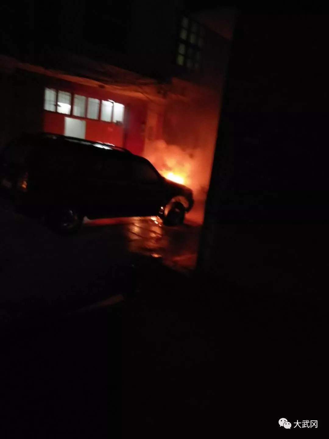 爆炸聲!武岡某幼兒園附近小車起火!爆炸聲哄哄的響!