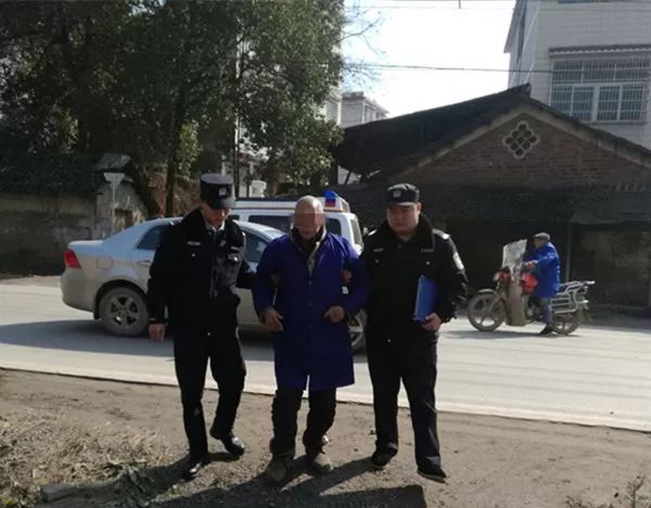 武岡一80多歲的老人暈倒在農(nóng)貿(mào)市場,民警及時救治