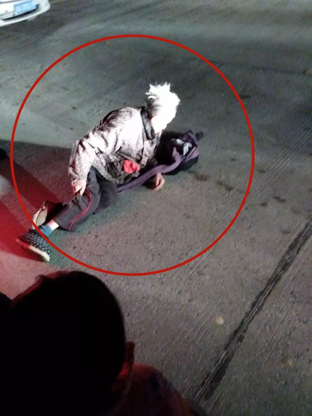 武岡一司機(jī)對(duì)車不變換近光燈,撞倒80多歲老人!
