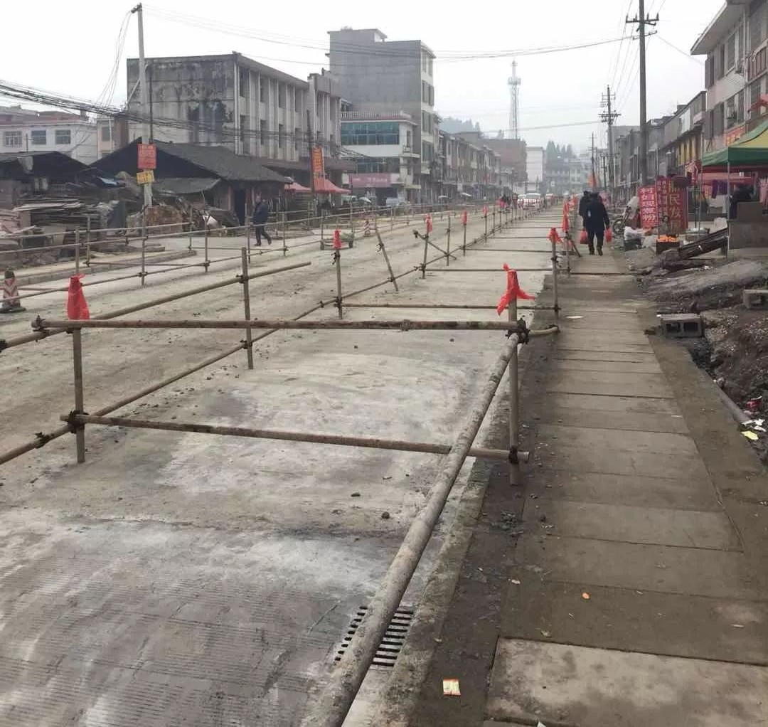 武岡灣頭橋過鎮(zhèn)馬路大修中,預(yù)計年底完成!