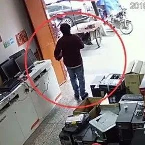 武岡最淡定的小偷，進(jìn)店偷電腦就5秒。