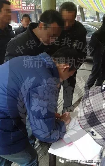 武岡陶侃路某戶人家違規(guī)放鞭炮被城管罰款