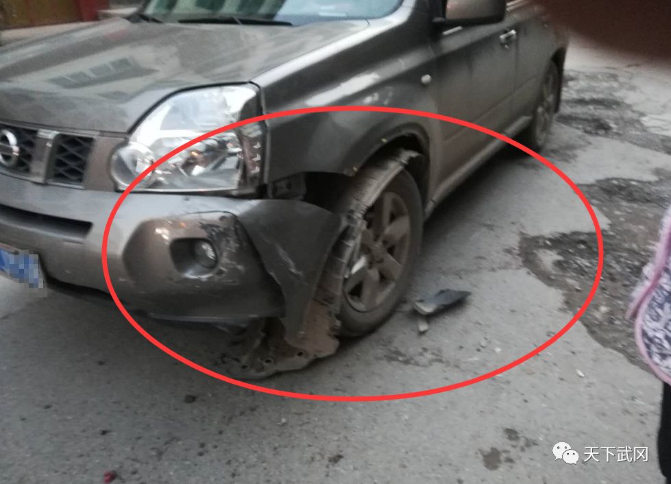 武岡一小車與電動車PK ,結(jié)果小車被撞得稀啪爛!