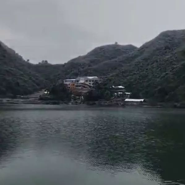 武岡零下2度，有個小伙脫光衣服去跳水庫！