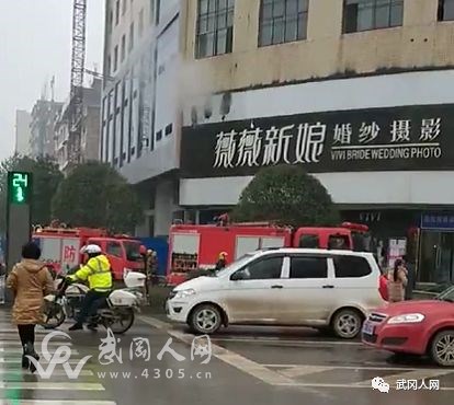武岡一店鋪二樓冒煙,疑發(fā)生火災(zāi),消防車到場(chǎng)。