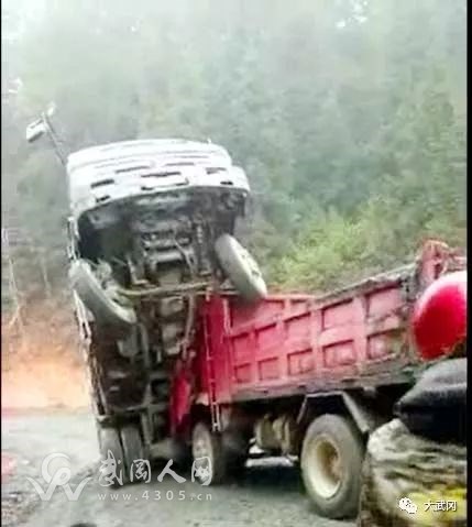 驚魂!武岡貨車對撞!貨車撞上天！