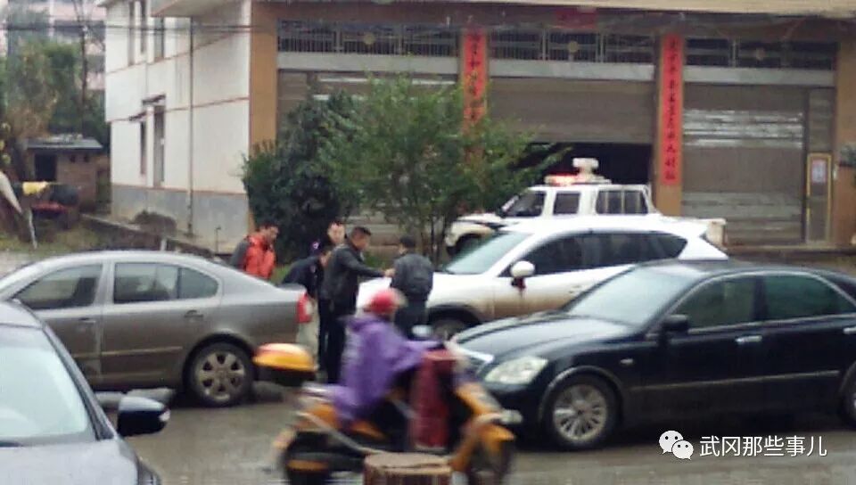 武岡二中后校門多起車輛追尾,一度造成交通擁堵