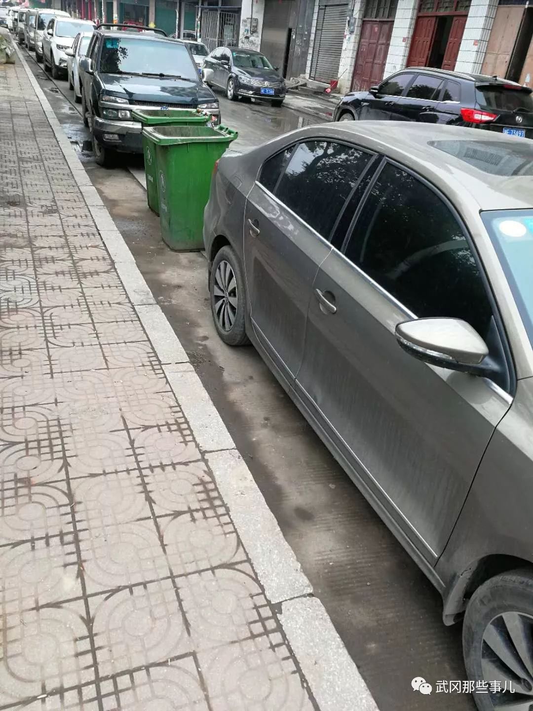 武岡車(chē)主把車(chē)停路邊,環(huán)衛(wèi)阿姨要罰他款!