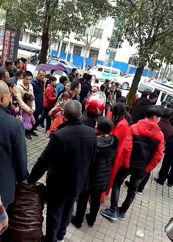 太猖狂，步行街當眾偷錢包，被武岡群眾當場抓獲三人！