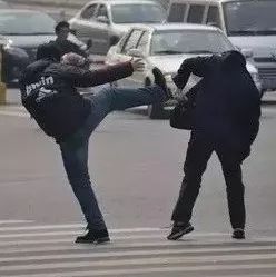 武岡男子發(fā)酒瘋,騎車擦撞小車還毆打車主