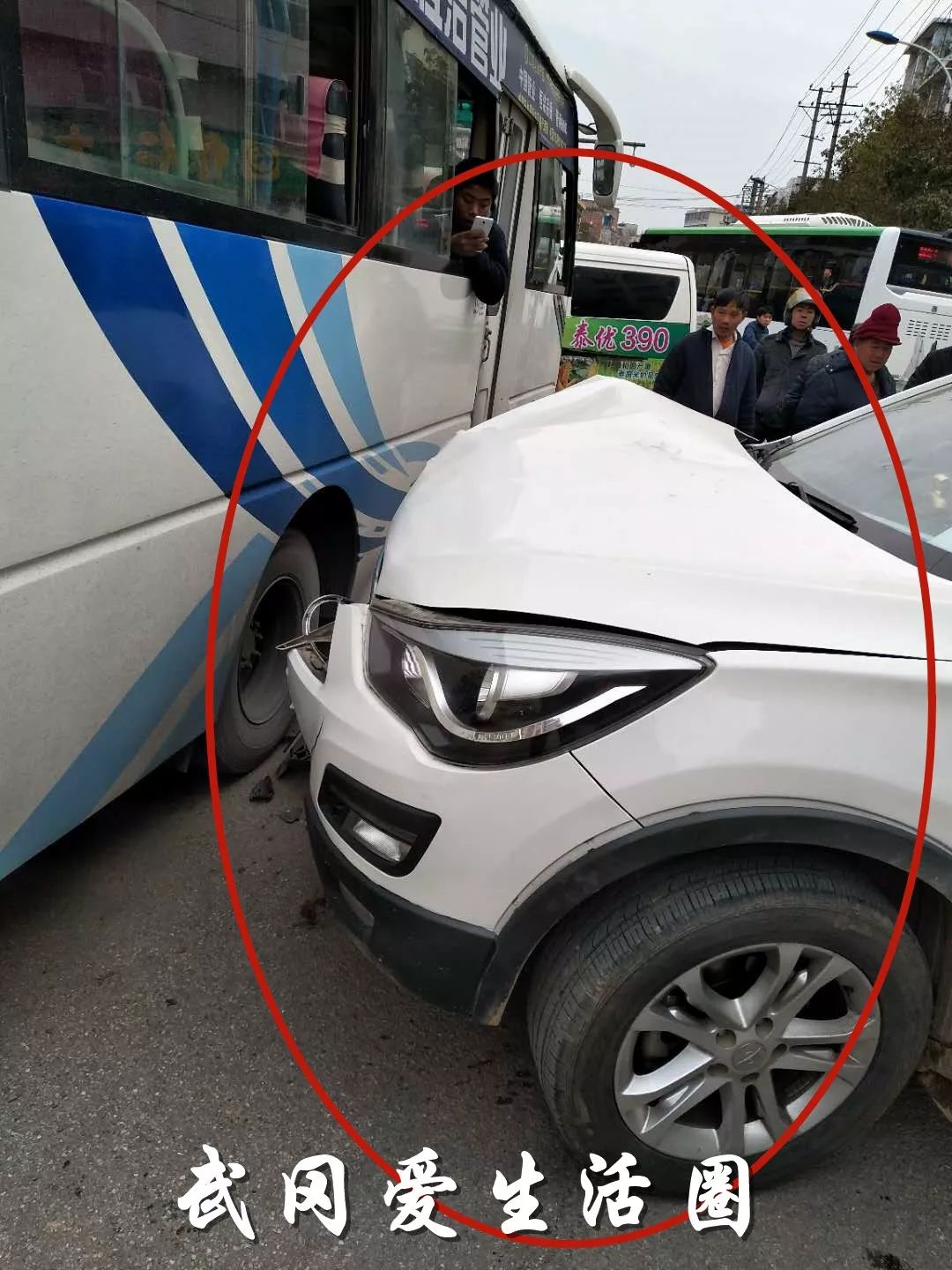 武岡“海馬”牌小車(chē)與客車(chē)相撞!小車(chē)直接粉碎,現(xiàn)場(chǎng)....