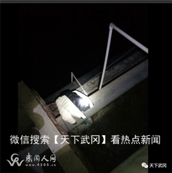 突發(fā)！武岡一男子要跳樓了。。。。好年輕喲！