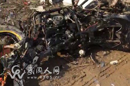 武岡學(xué)生伢子騎摩托飆至70碼,出車禍被燒光